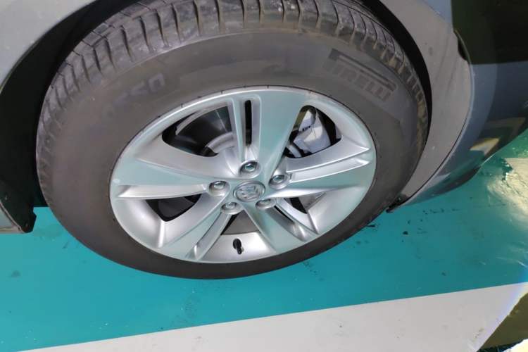 Used Buick Regal 2017 20T Luxury Model Right Front Wheel Hub