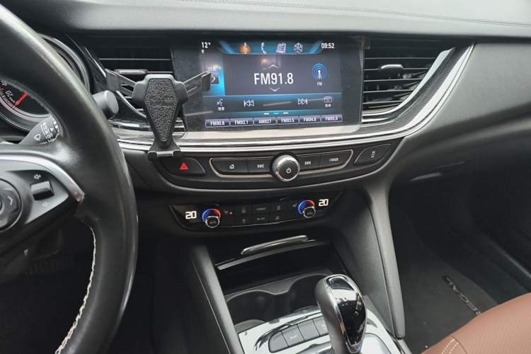 Used Buick Regal 2017 20T Luxury Model Audio And AC Panel