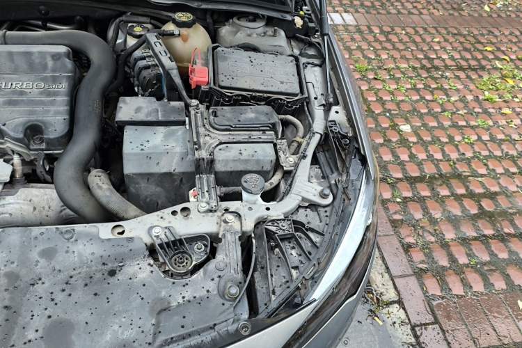 Used Buick Regal 2017 20T Luxury Model Engine Bay Left