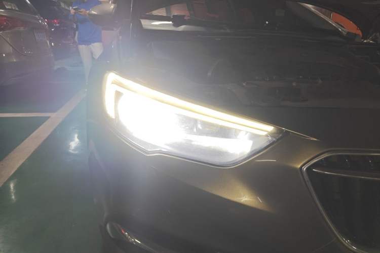 Used Buick Regal 2017 20T Luxury Model Right Front Headlight
