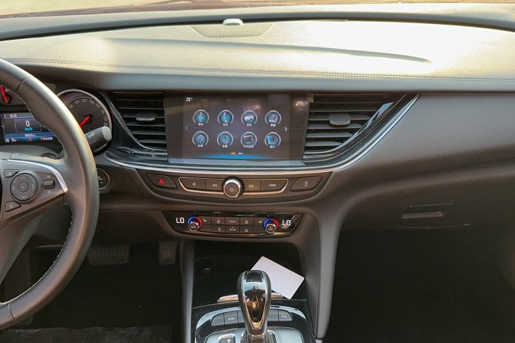 Used Buick Regal 2017 20T Elite Edition Audio And AC Panel