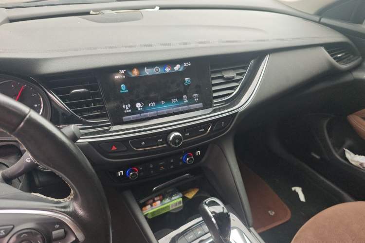 Used Buick Regal 2017 28T Prestige Model Audio And AC Panel