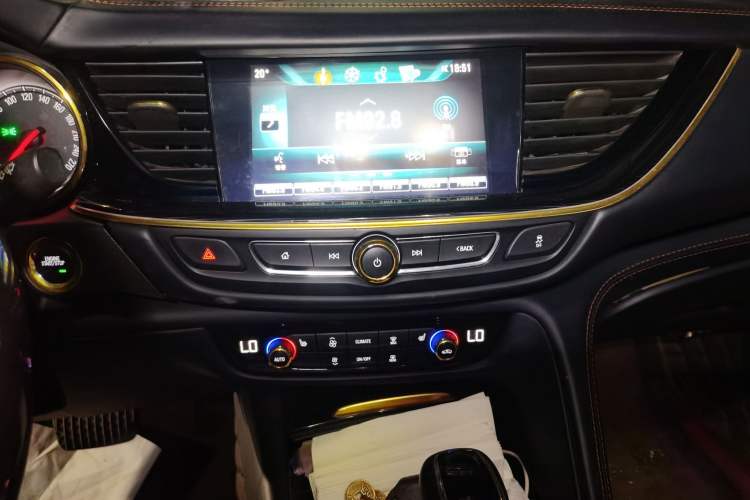 Used Buick Regal 2017 20T Luxury Model Audio And AC Panel