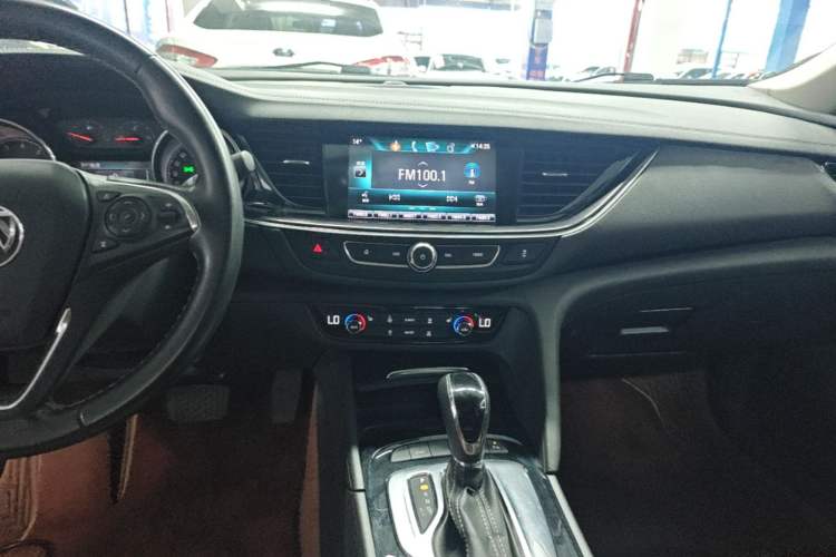 Used Buick Regal 2017 20T Elite Edition Audio And AC Panel