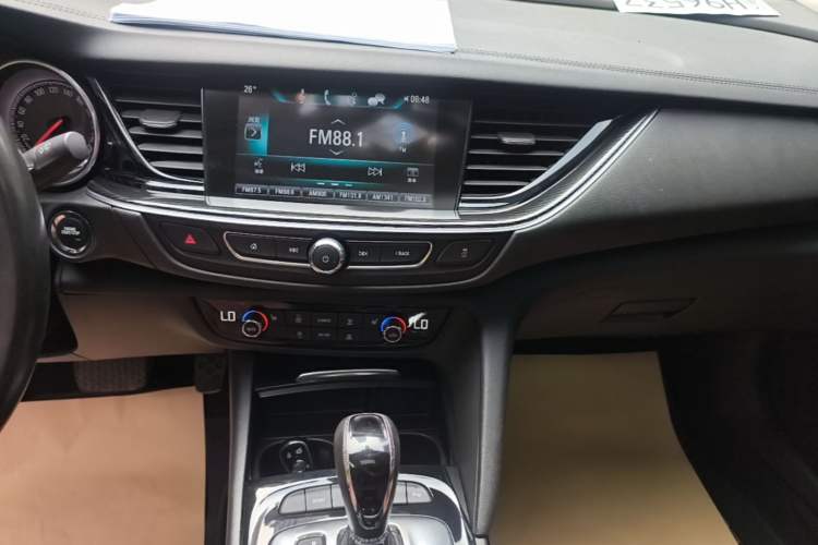 Used Buick Regal 2017 20T Elite Edition Audio And AC Panel