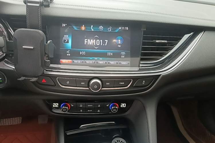 Used Buick Regal 2017 20T Elite Edition Audio And AC Panel