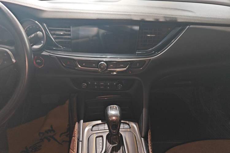Used Buick Regal 2017 20T Elite Edition Audio And AC Panel