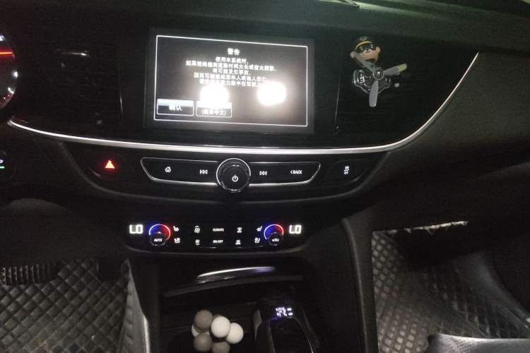 Used Buick Regal 2017 28T Prestige Model Audio And AC Panel