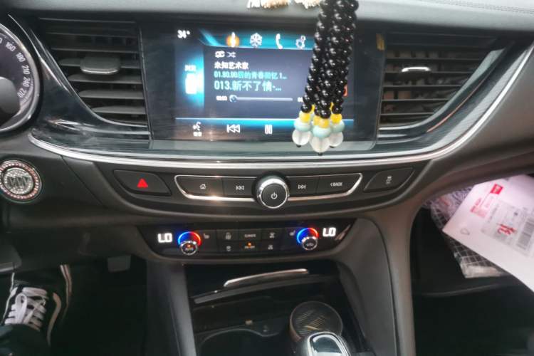 Used Buick Regal 2017 20T Elite Edition Audio And AC Panel