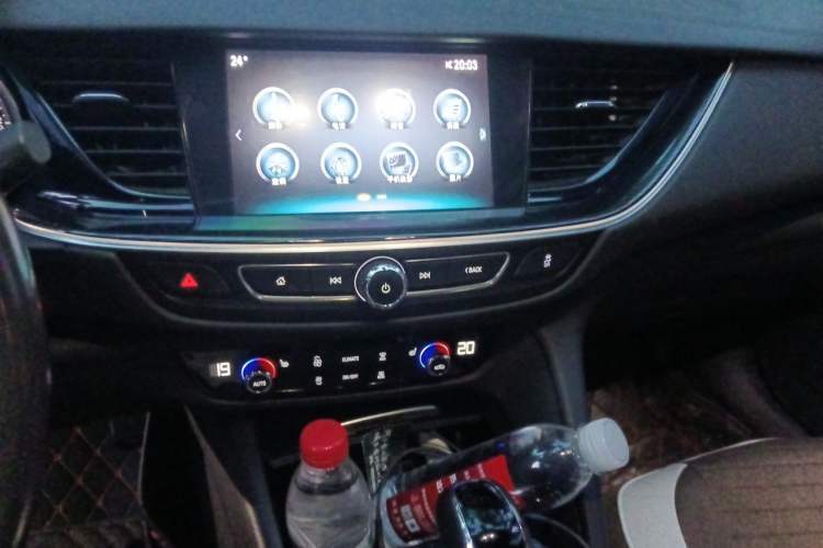 Used Buick Regal 2017 20T Elite Edition Audio And AC Panel