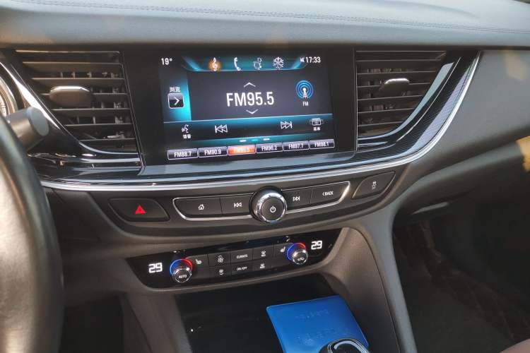 Used Buick Regal 2017 20T Luxury Model Audio And AC Panel