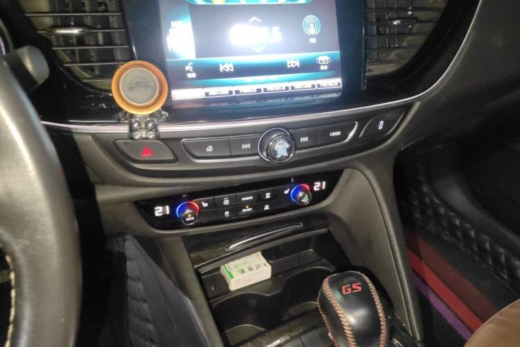 Used Buick Regal 2017 20T Luxury Model Audio And AC Panel