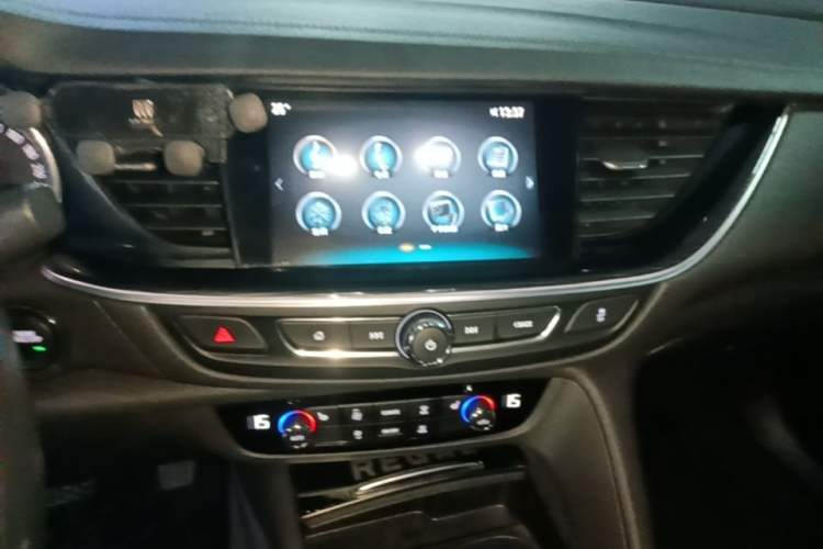 Used Buick Regal 2017 20T Elite Edition Audio And AC Panel