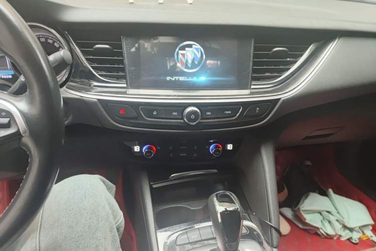 Used Buick Regal 2017 20T Luxury Model Audio And AC Panel