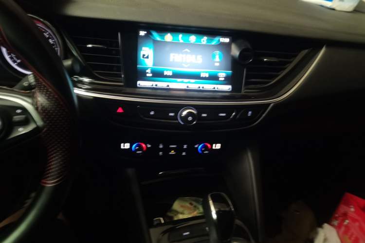 Used Buick Regal 2017 20T Luxury Model Audio And AC Panel