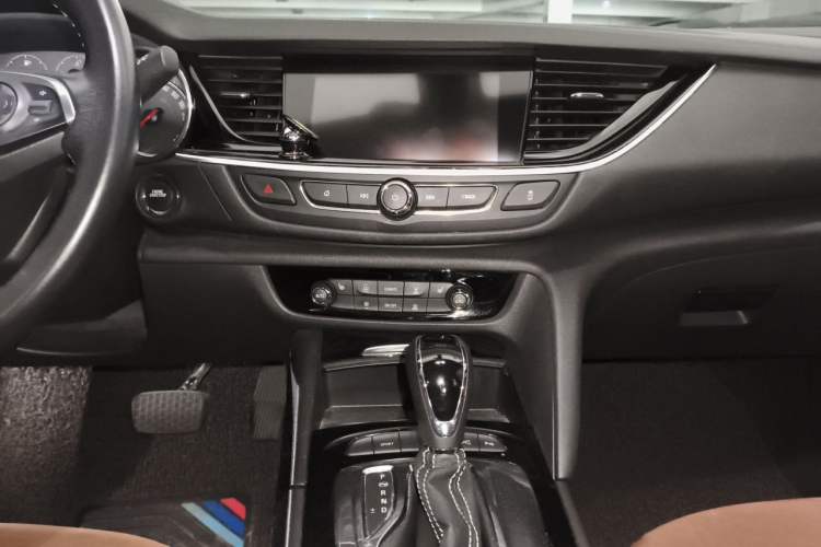 Used Buick Regal 2017 20T Luxury Model Audio And AC Panel