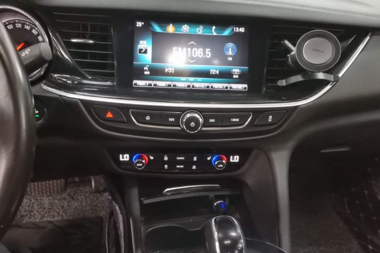 Used Buick Regal 2017 20T Luxury Model Audio And AC Panel