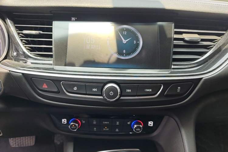 Used Buick Regal 2017 20T Elite Edition Audio And AC Panel