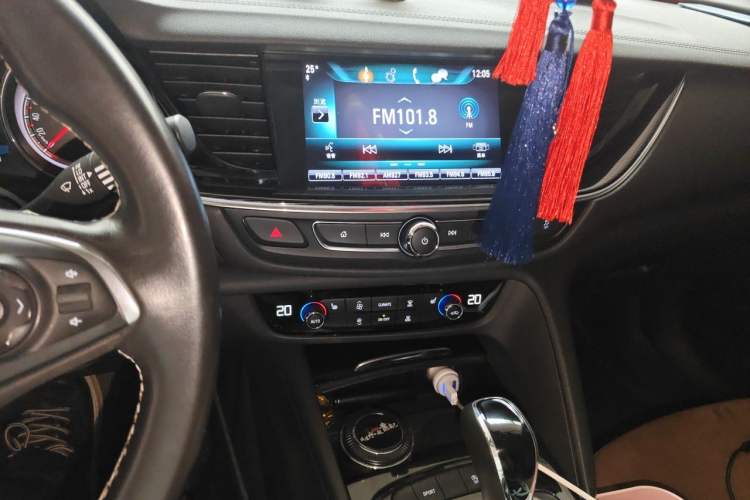 Used Buick Regal 2017 20T Luxury Model Audio And AC Panel