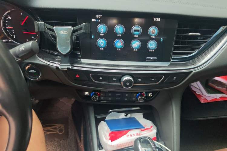 Used Buick Regal 2017 28T Luxury Edition Audio And AC Panel