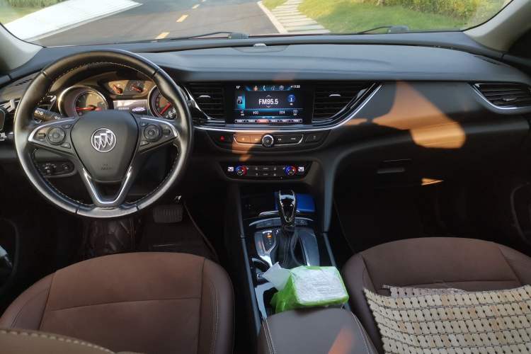 Used Buick Regal 2017 20T Luxury Model Center Console