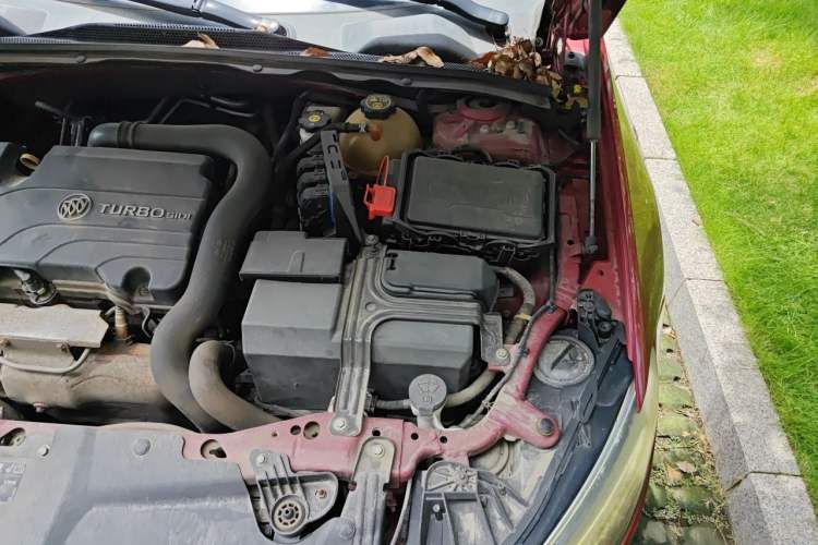 Used Buick Regal 2017 20T Elite Edition Engine Bay Left