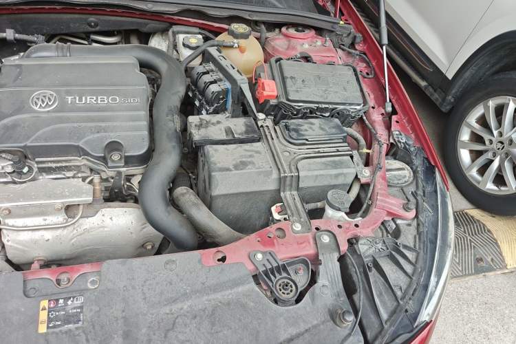 Used Buick Regal 2017 20T Elite Edition Engine Bay Left