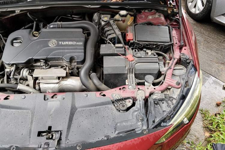 Used Buick Regal 2017 20T Elite Edition Engine Bay Left