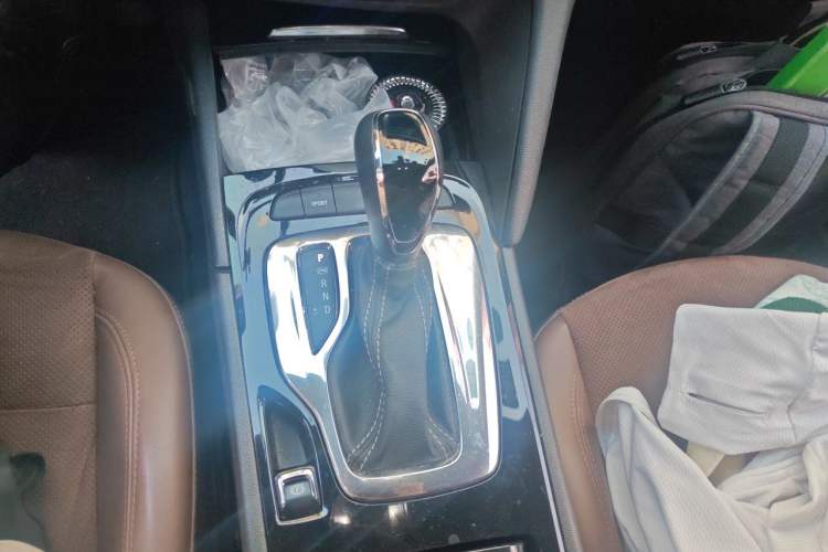 Used Buick Regal 2017 28T Luxury Edition Gear Lever