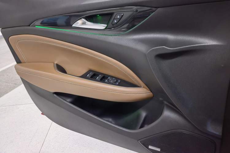 Used Buick Regal 2017 28T Prestige Model Interior 8