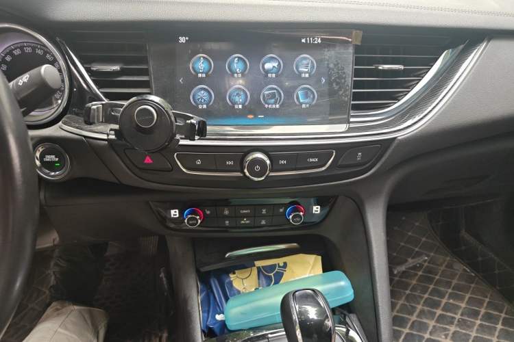 Used Buick Regal 2017 20T Elite Edition Audio And AC Panel