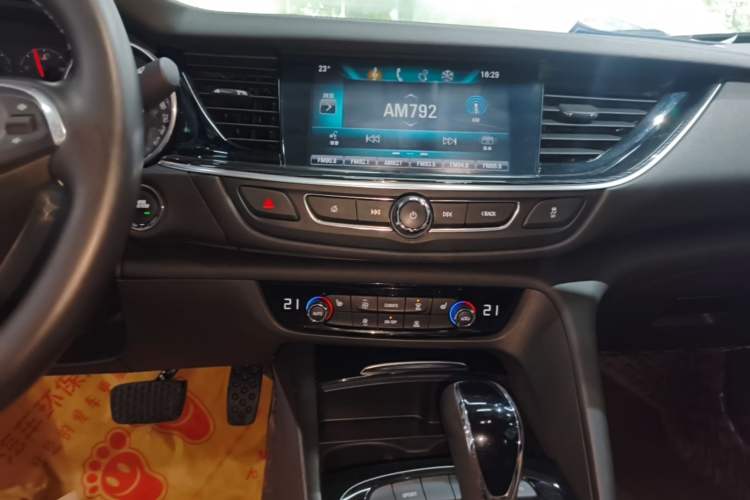 Used Buick Regal 2017 20T Elite Edition Audio And AC Panel