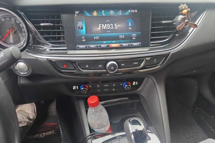 Used Buick Regal 2017 20T Elite Edition Audio And AC Panel