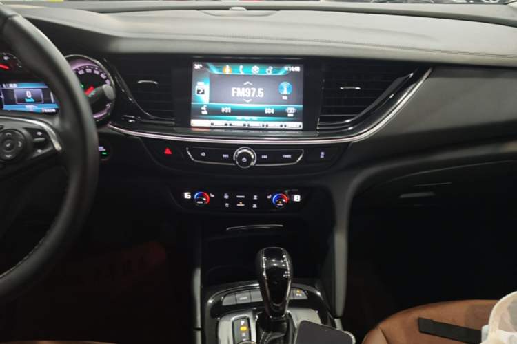 Used Buick Regal 2017 20T Elite Edition Audio And AC Panel