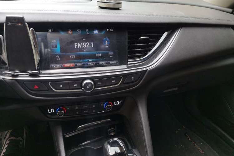 Used Buick Regal 2017 20T Luxury Model Audio And AC Panel