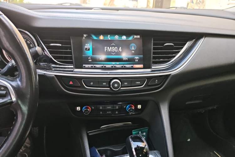 Used Buick Regal 2017 20T Luxury Model Audio And AC Panel