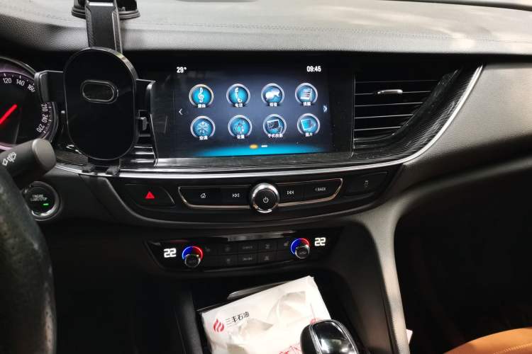Used Buick Regal 2017 20T Elite Edition Audio And AC Panel