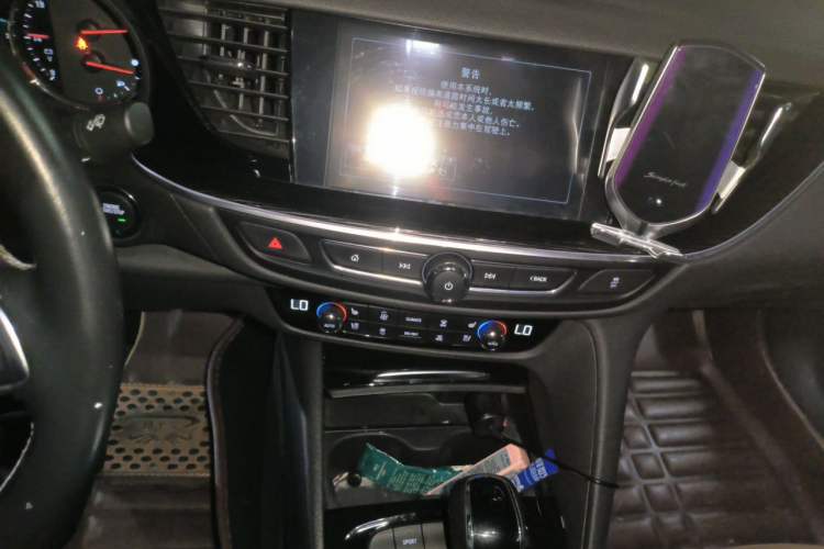 Used Buick Regal 2017 28T Luxury Edition Audio And AC Panel