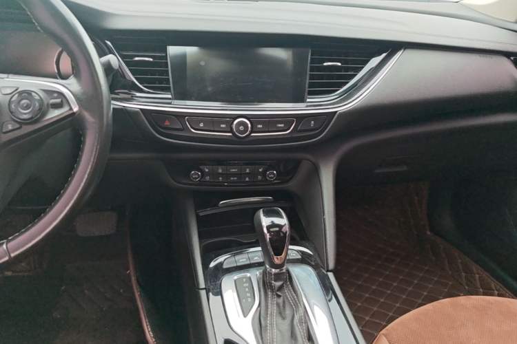 Used Buick Regal 2017 20T Prestige Model Audio And AC Panel