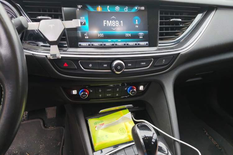 Used Buick Regal 2017 20T Elite Edition Audio And AC Panel