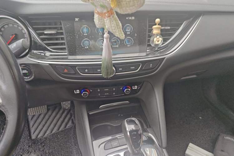 Used Buick Regal 2017 20T Elite Edition Audio And AC Panel