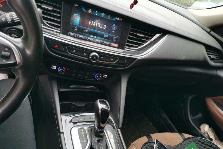 Used Buick Regal 2017 20T Elite Edition Audio And AC Panel