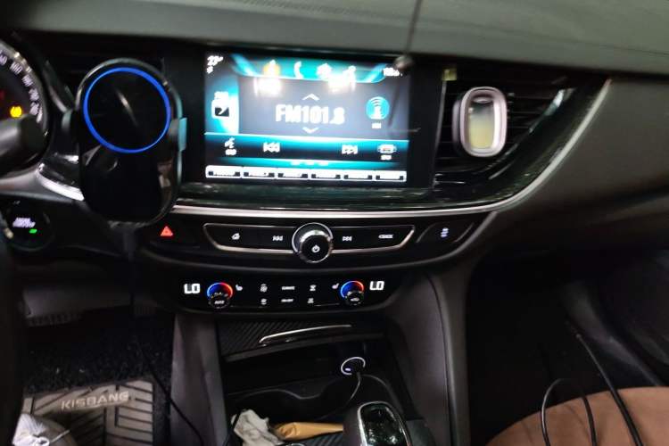 Used Buick Regal 2017 20T Elite Edition Audio And AC Panel