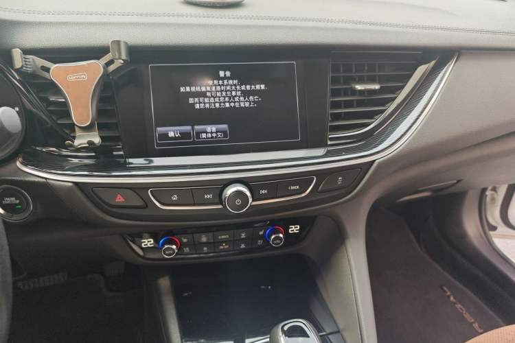 Used Buick Regal 2017 28T Luxury Edition Audio And AC Panel