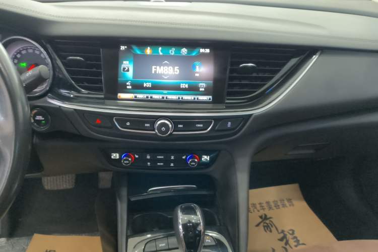 Used Buick Regal 2017 20T Elite Edition Audio And AC Panel