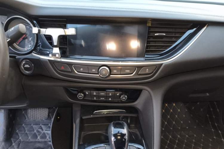 Used Buick Regal 2017 20T Luxury Model Audio And AC Panel