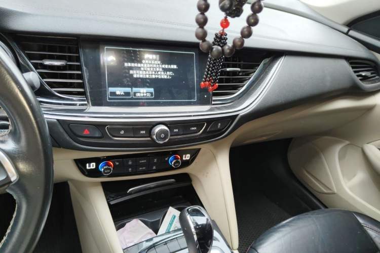 Used Buick Regal 2017 30H Luxury Version Audio And AC Panel