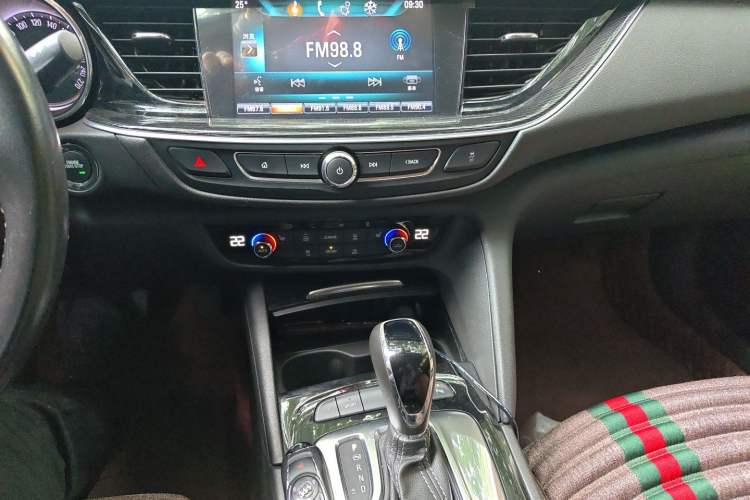 Used Buick Regal 2017 20T Luxury Model Audio And AC Panel