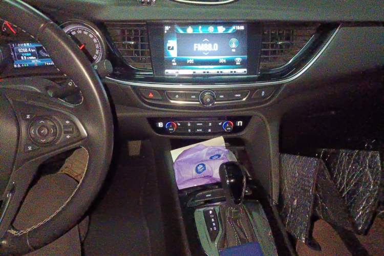 Used Buick Regal 2017 20T Elite Edition Audio And AC Panel