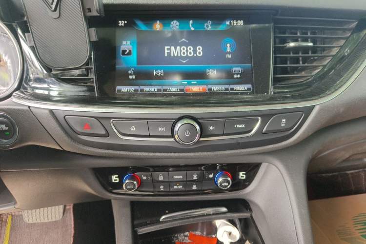 Used Buick Regal 2017 20T Elite Edition Audio And AC Panel